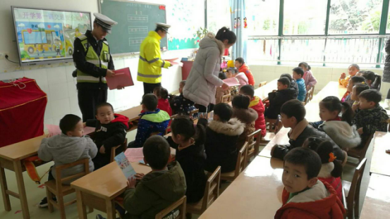 交警送交通安全知識(shí)到我園(修)287.png