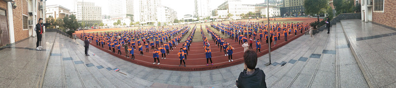 馬旭老師一招一式向同學們示范,招招有力,剛柔并進_副本.jpg 馬旭老師一招一式向同學們示范,招招有力,剛柔并進_副本.jpg