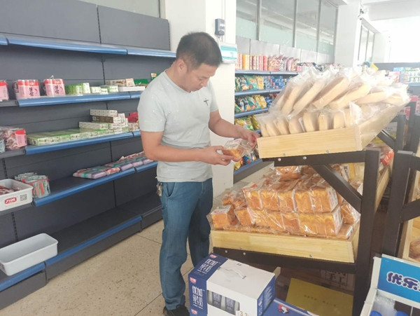 楊超輝科長檢查食品_副本.jpg 楊超輝科長檢查食品_副本.jpg